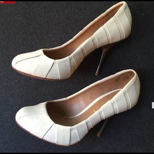 BCBG IVORY WHITE PUMPS 7-7.5